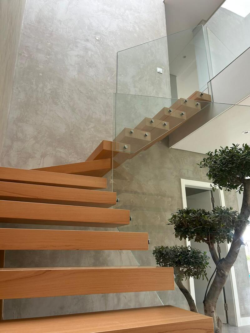 Escadas modernas em madeira maciça